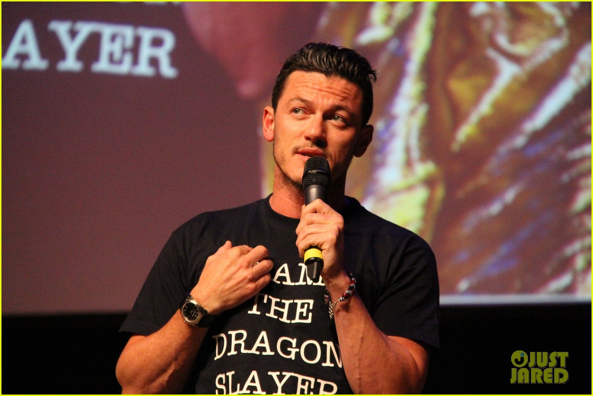 luke evans is the dragon slayer in germany for hobbitcon 3 043341601