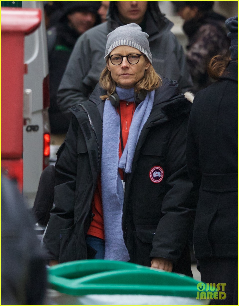 jodie foster grabs food with wife cafe cluny 10