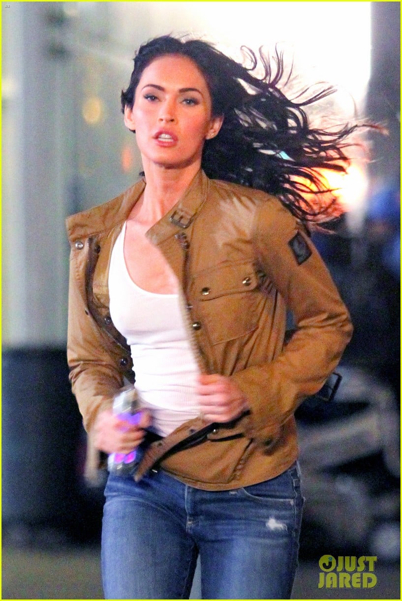 Megan Fox & Stephen Amell Shoot Night Scenes For 'Teenage Mutant Ninja