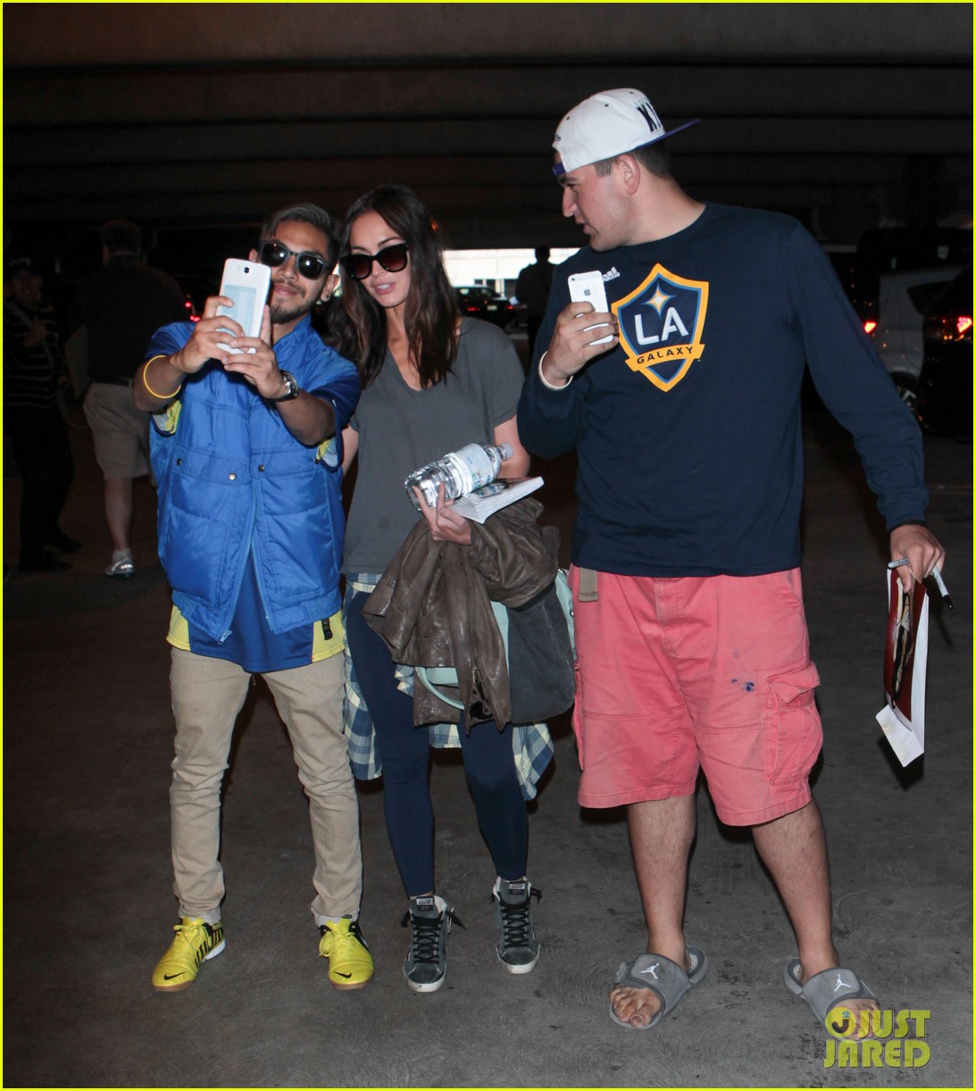 megan fox takes selfies with fans at airport 05