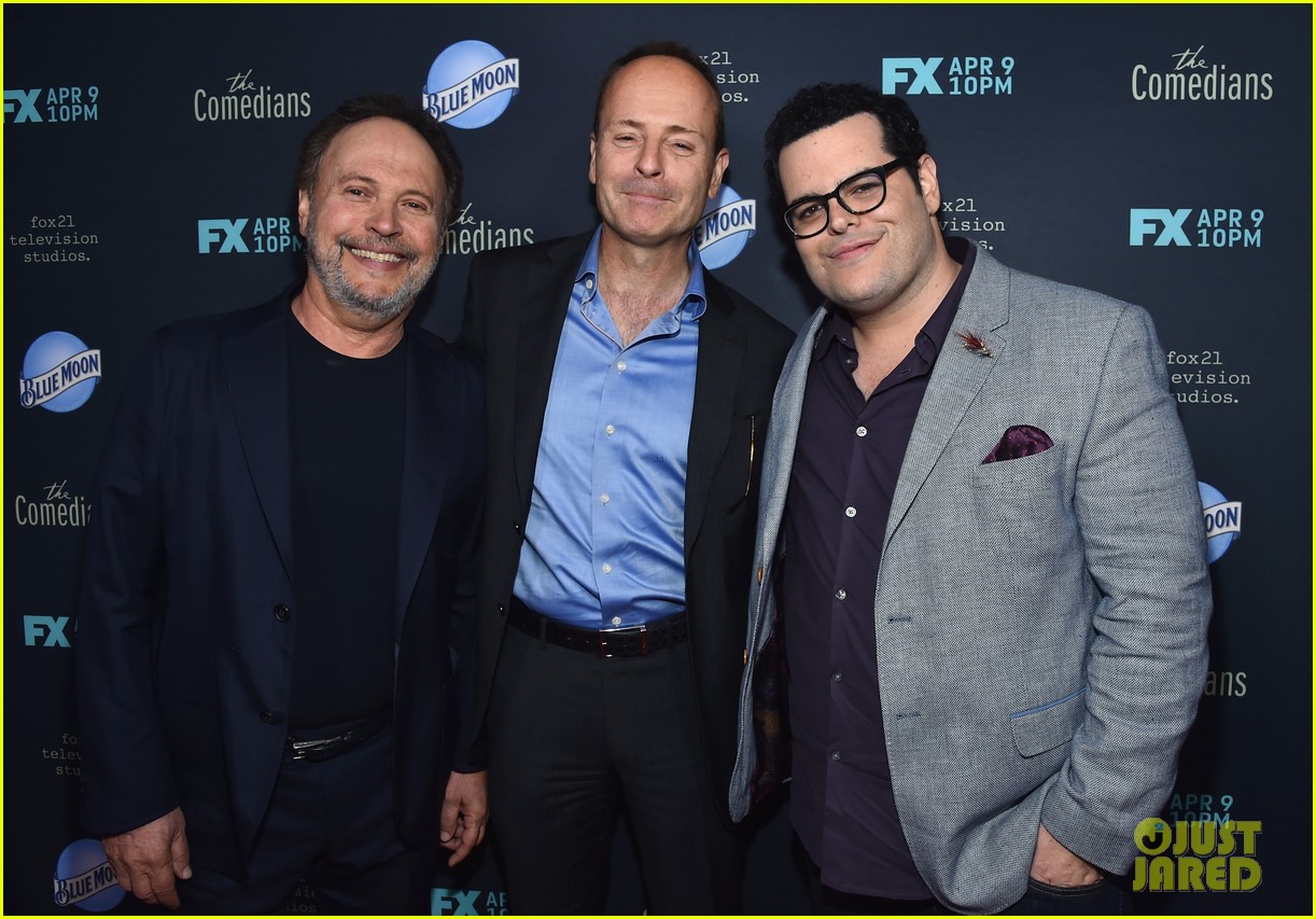 josh gad billy crystal team up at the comedians premeire 063341665