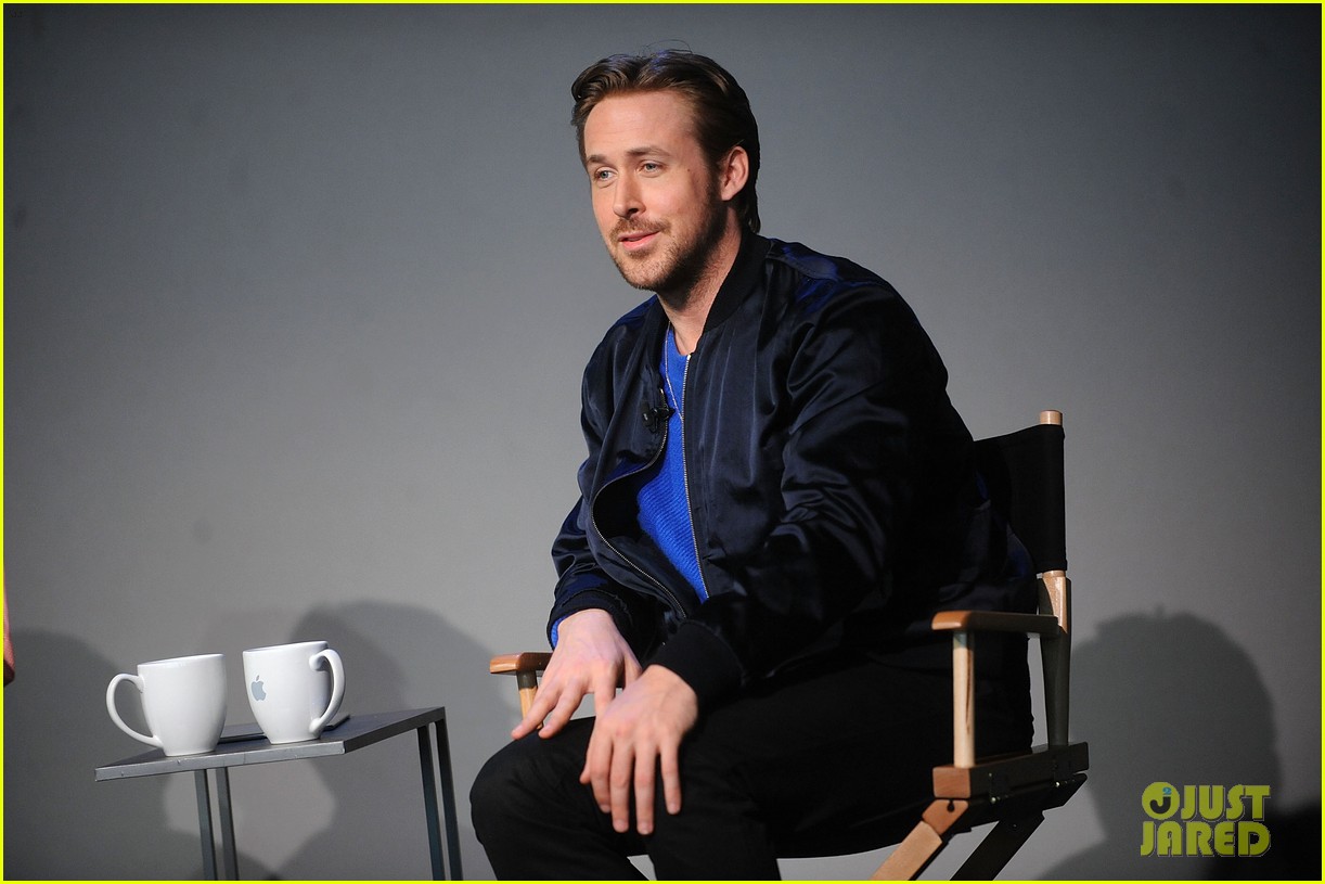 Ryan Gosling's Reaction to His Phone Going Off During Interview is