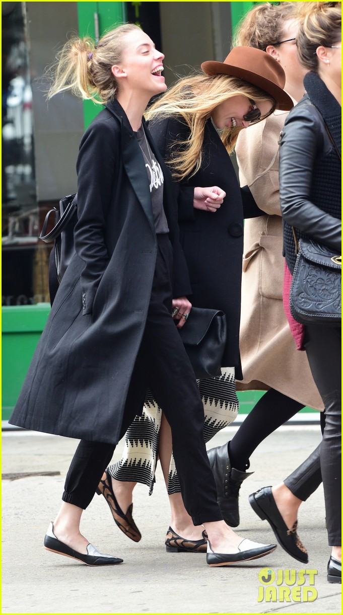 Photo amber heard shares big laugh with friends 05 Photo 3350076