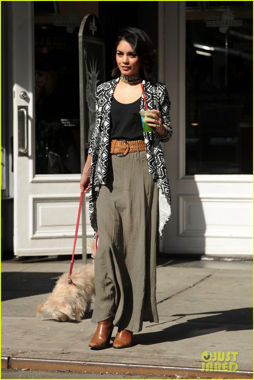 vanessa hudgens supports ashley tisdale show clipped 213357584