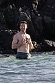 hugh jackman goes shirtless for hawaiian beach vacation 20