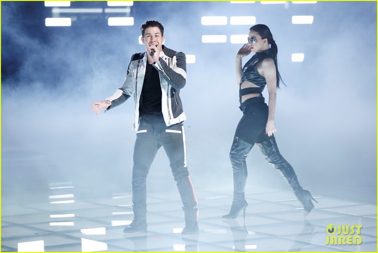 nick jonas performs chains on the voice 103347313
