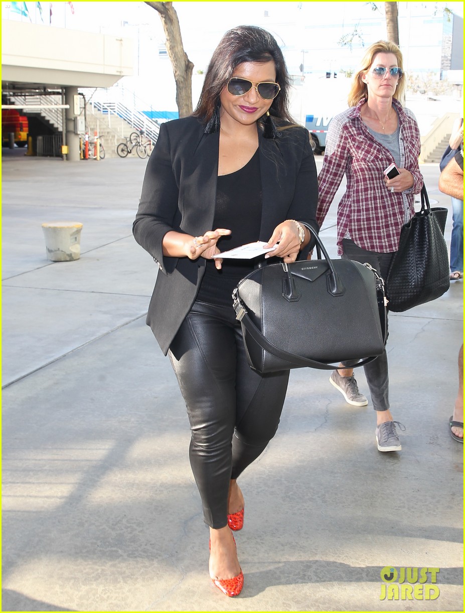 mindy kaling goes shopping with make a wish kid 053347204