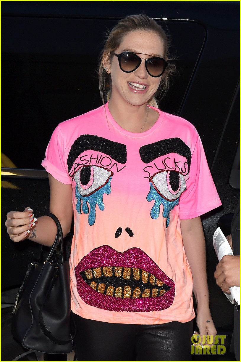 kesha wears crazy shirt airport 04