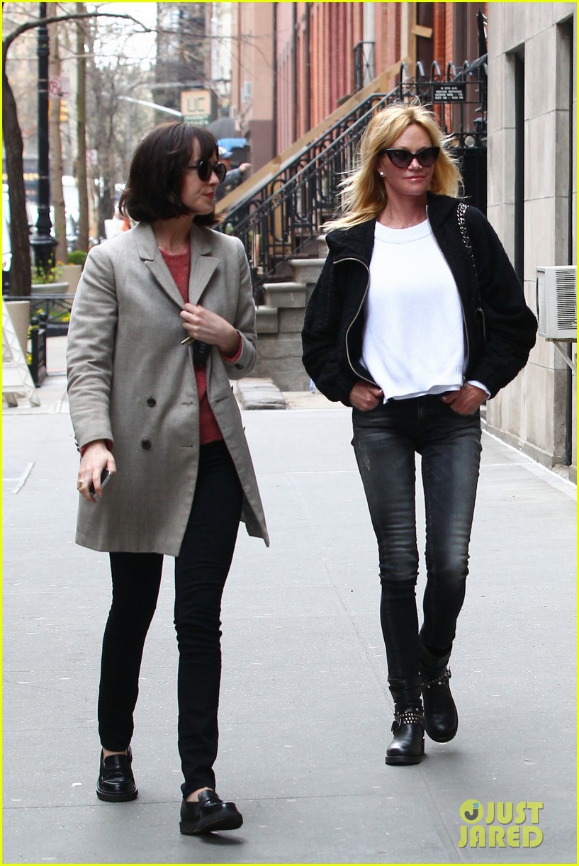 dakota johnson hangs out with her mom 10