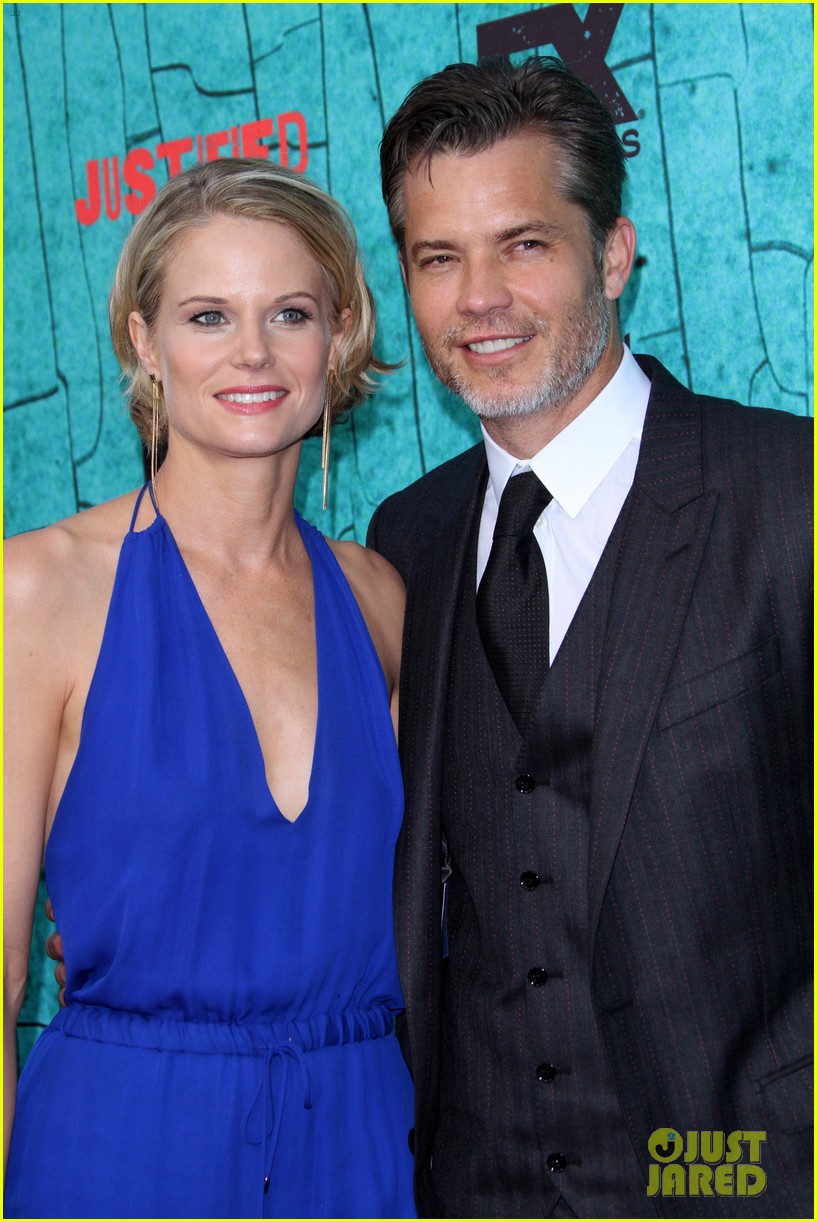 timothy olyphant joelle carter get together with justified cast one last time 043346743