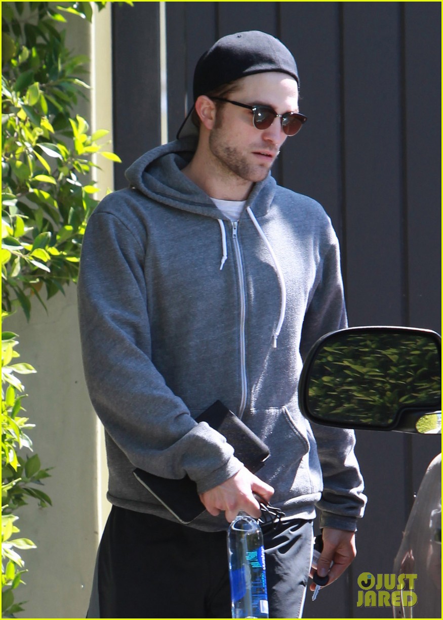 Robert Pattinson Steps Out After All Those FKA twigs Engagement Rumors