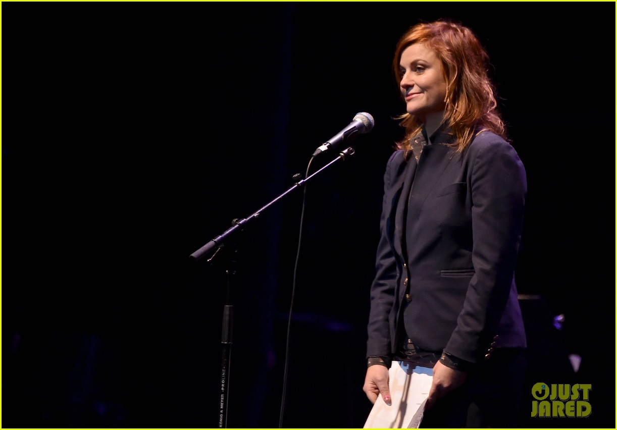amy poehler debuts red hair 05