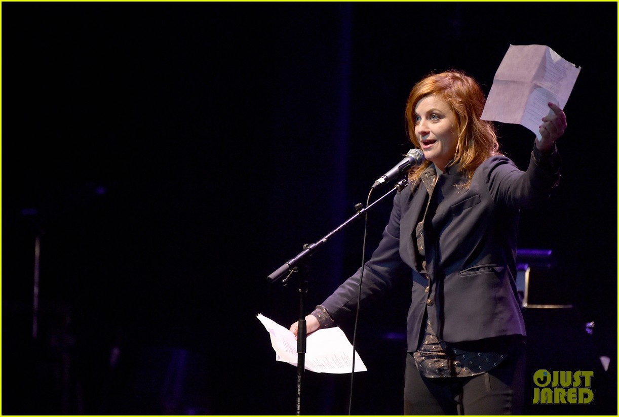 amy poehler debuts red hair 07