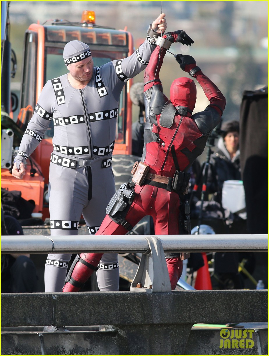 Ryan Reynolds Meets With the Mayor of Vancouver During 'Deadpool