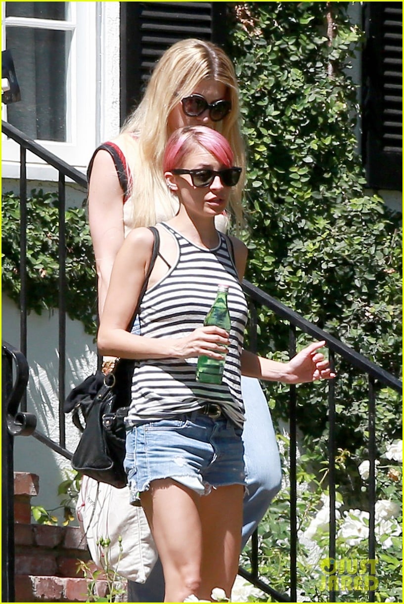 Nicole Richie Thinks Pink for a Shopping Trip with Friends: Photo 3340342 |  Nicole Richie Photos | Just Jared: Entertainment News