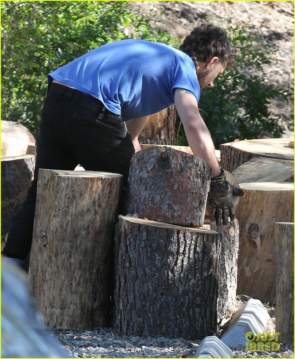 Shia LaBeouf Channels His Inner Lumberjack! Photo 3357396 Shia(02)
