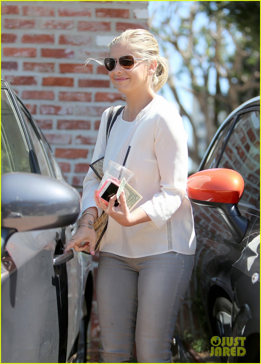 sarah michelle gellar treats her kids to awesome post easter brunch 04