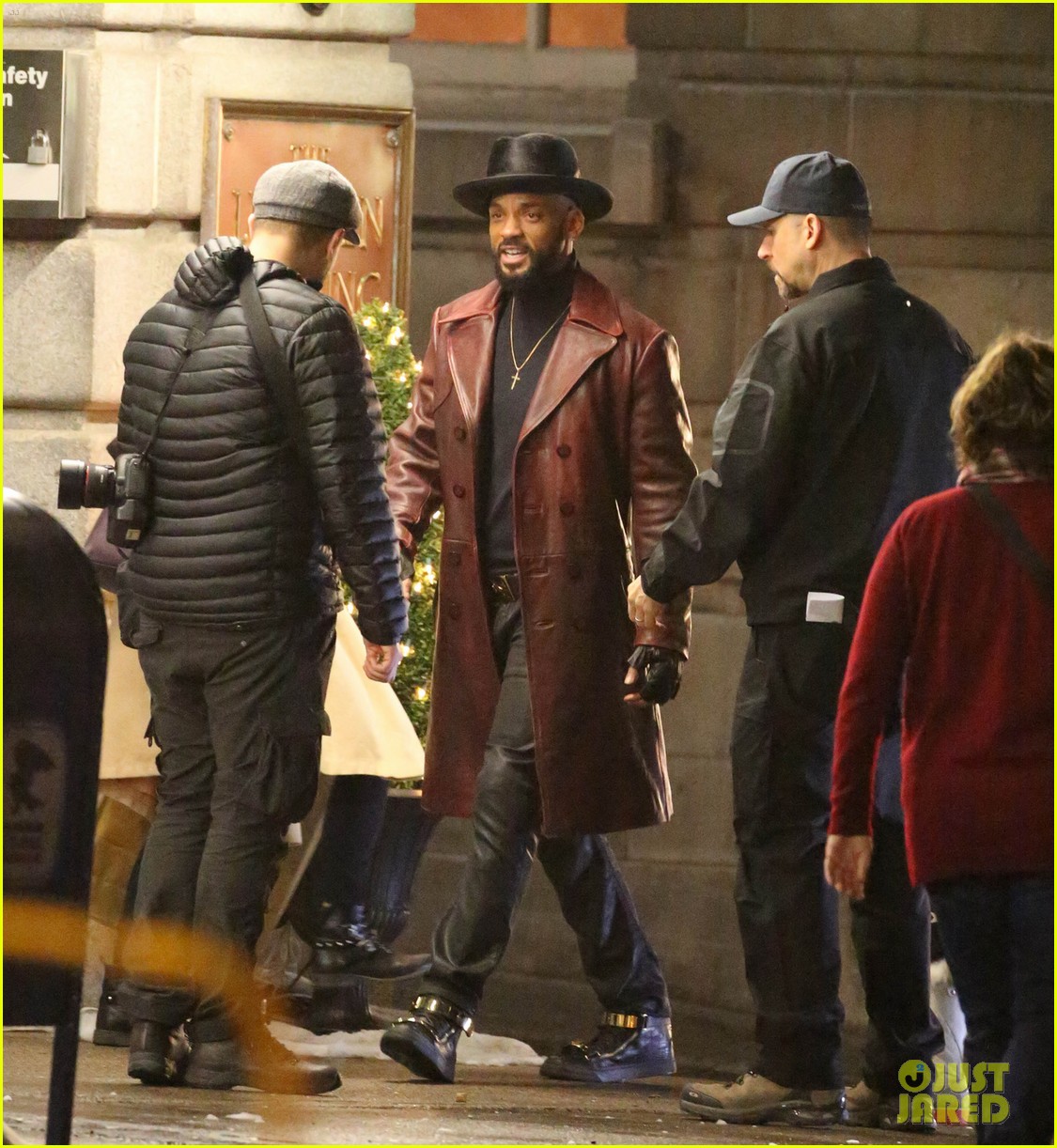 will smith spotted in costume on suicide squad set 043358473
