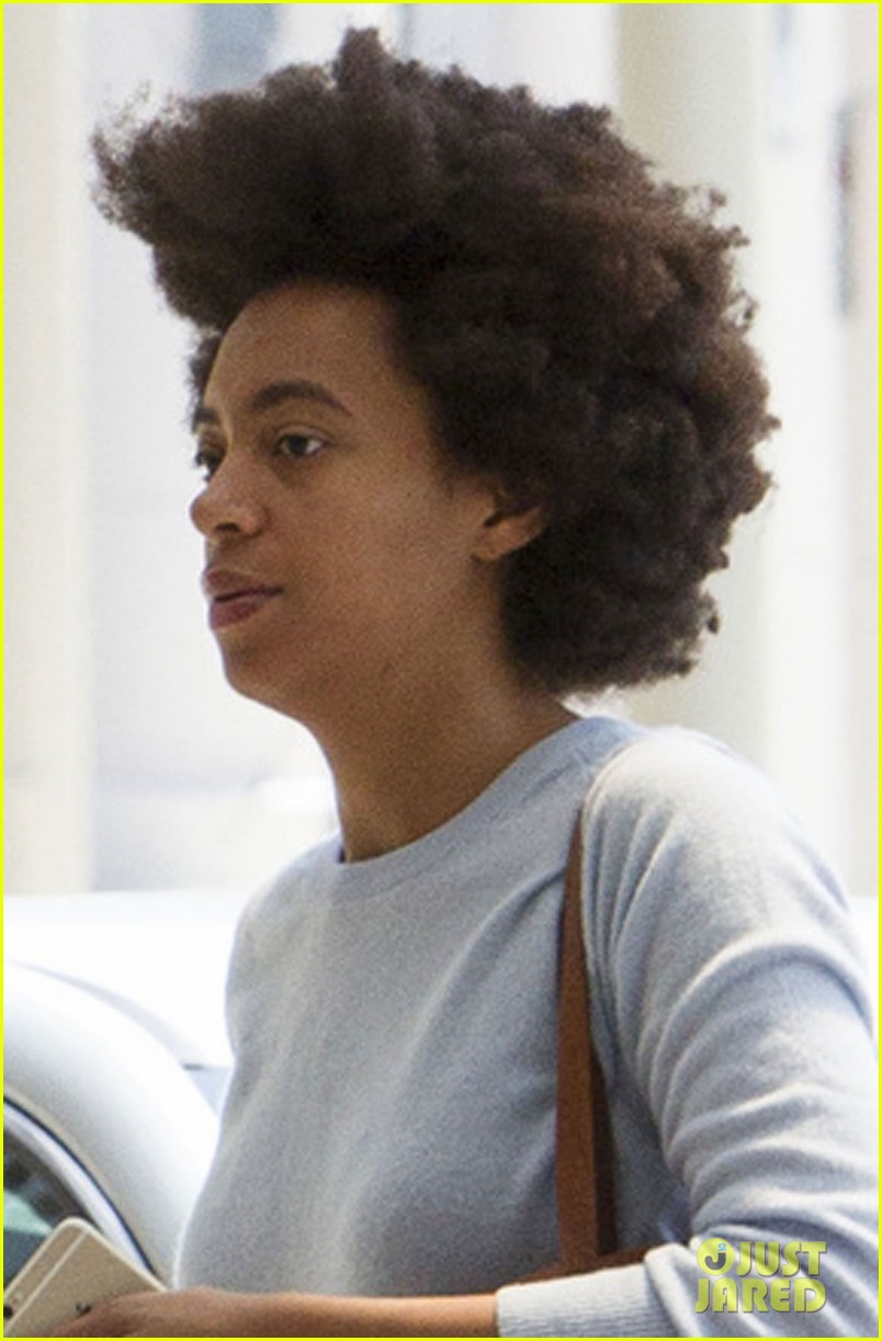 solange knowles at the airport 043340350