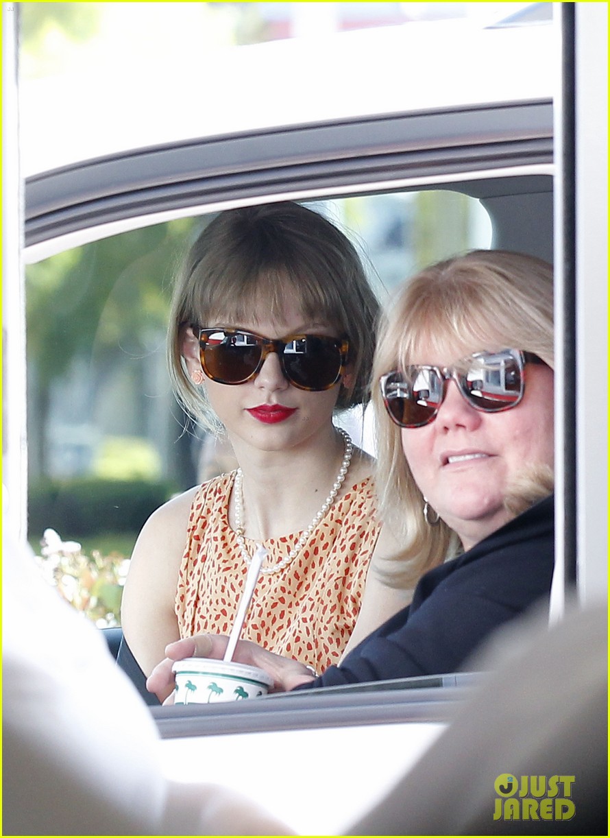 taylor swifts mother andrea diagnosed with cancer 023343148
