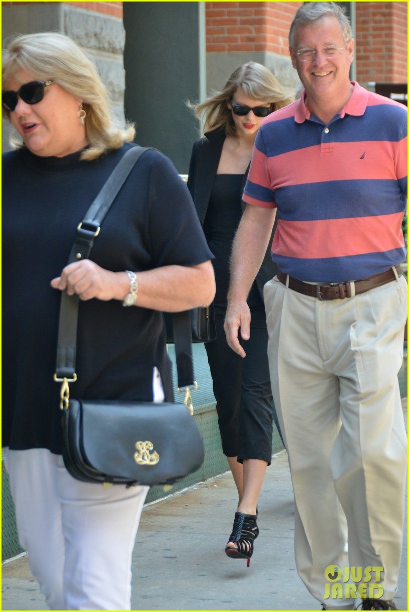 taylor swifts mother andrea diagnosed with cancer 04