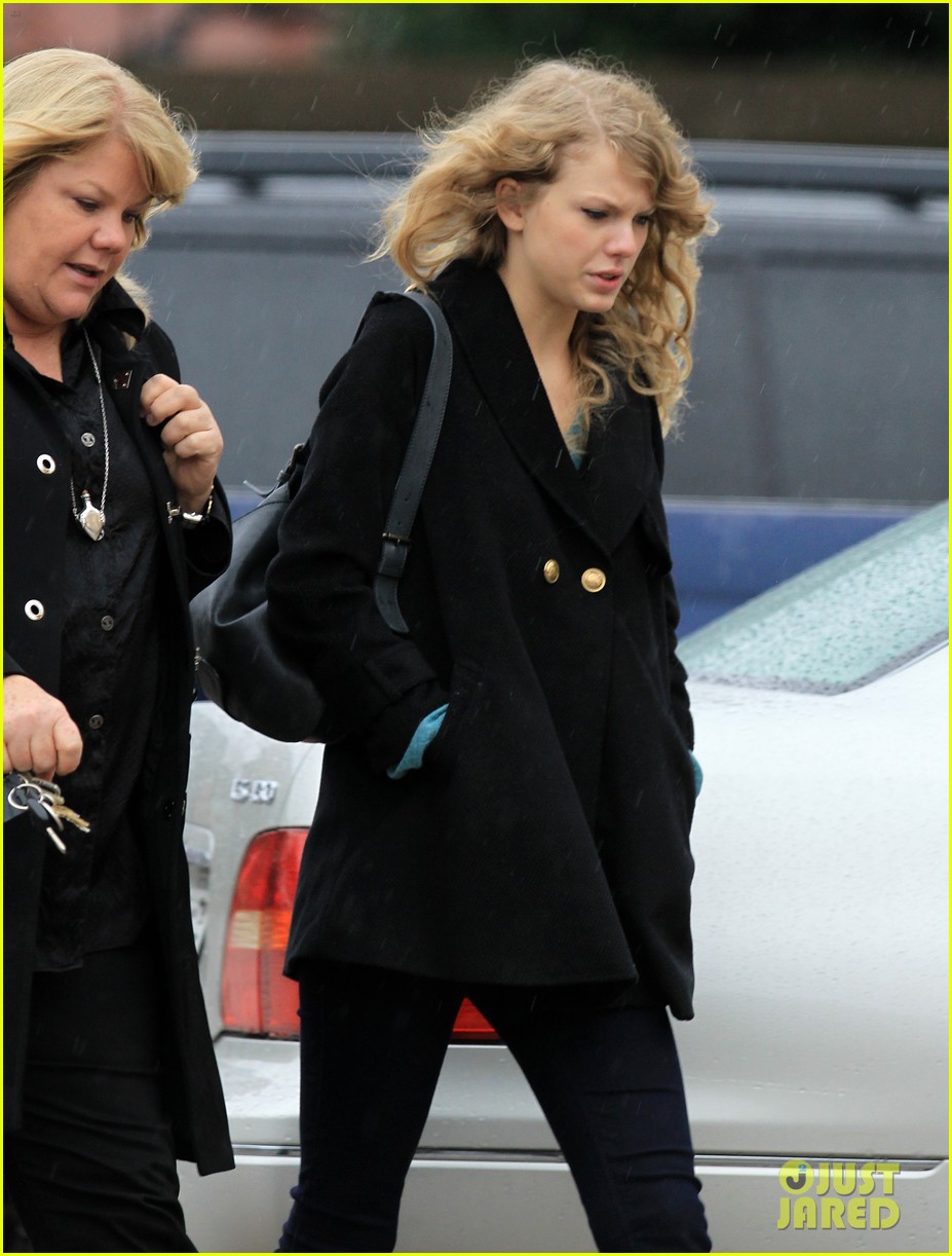 taylor swifts mother andrea diagnosed with cancer 07
