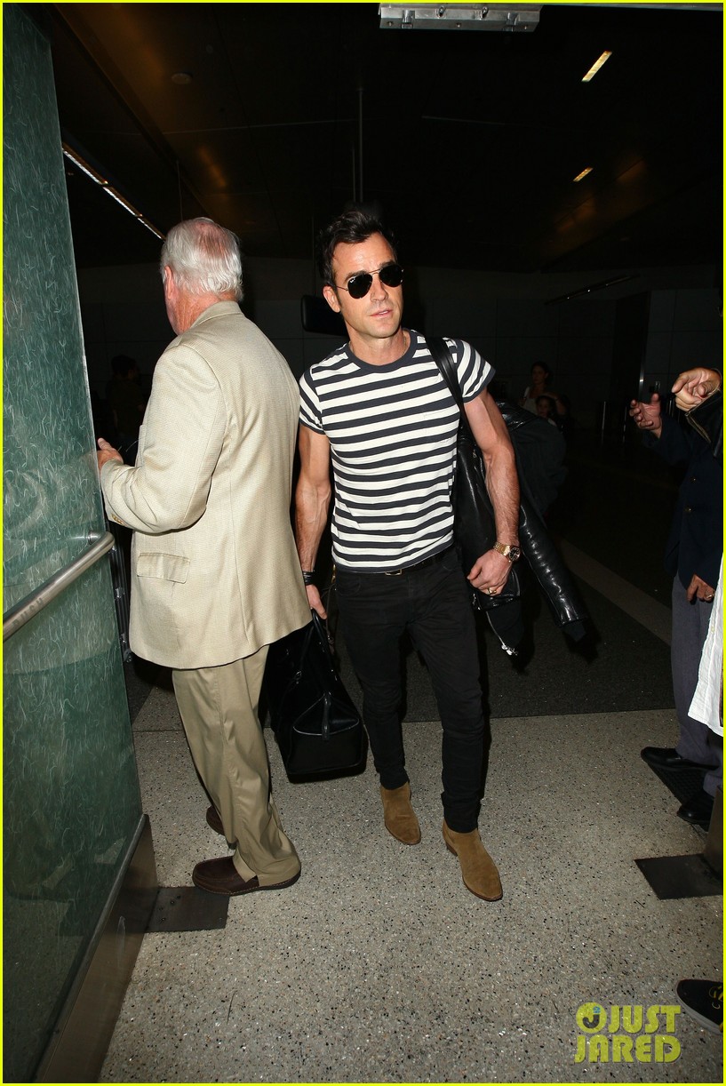 justin theroux arrives back to la 093340447