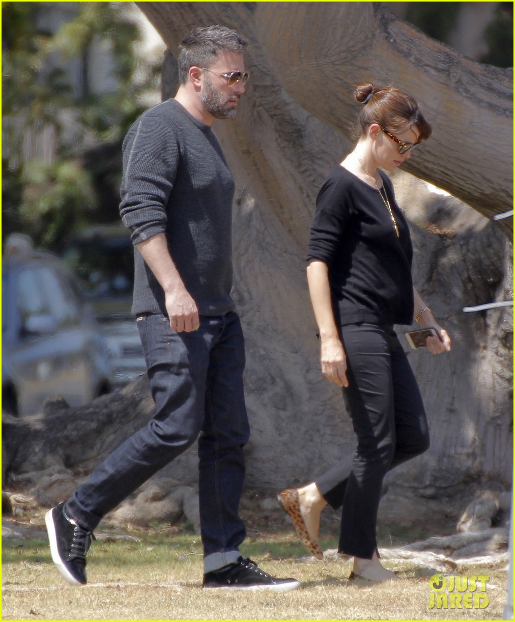 Ben Affleck & Jennifer Garner Step Out Amid Divorce Rumors Photo(02)