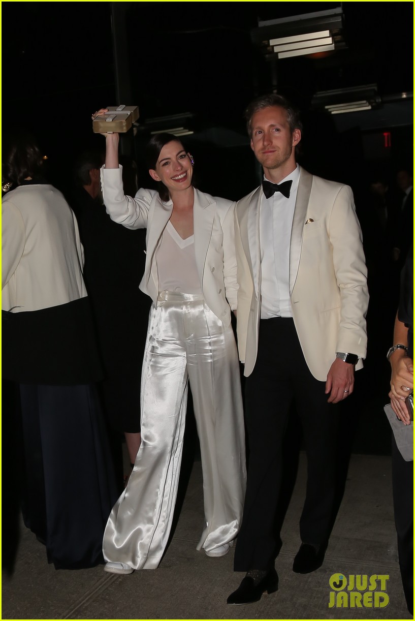 anne hathaway met gala after party 2015 013363588