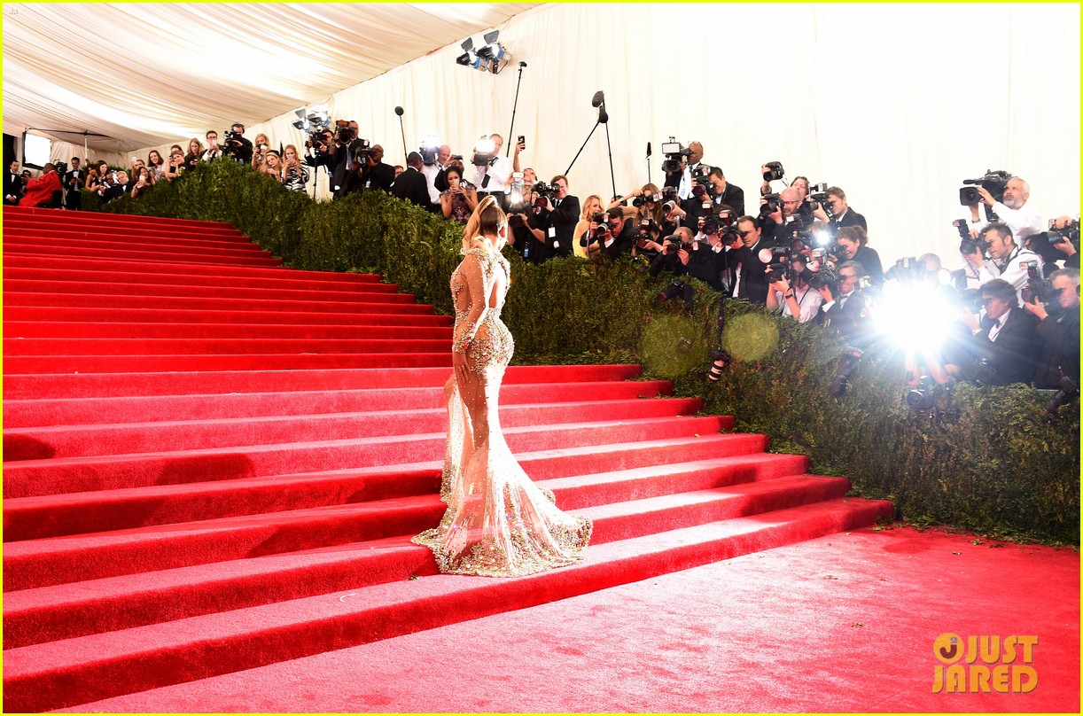 Beyonce Is Working the Met Gala 2015 Red Carpet & She Looks