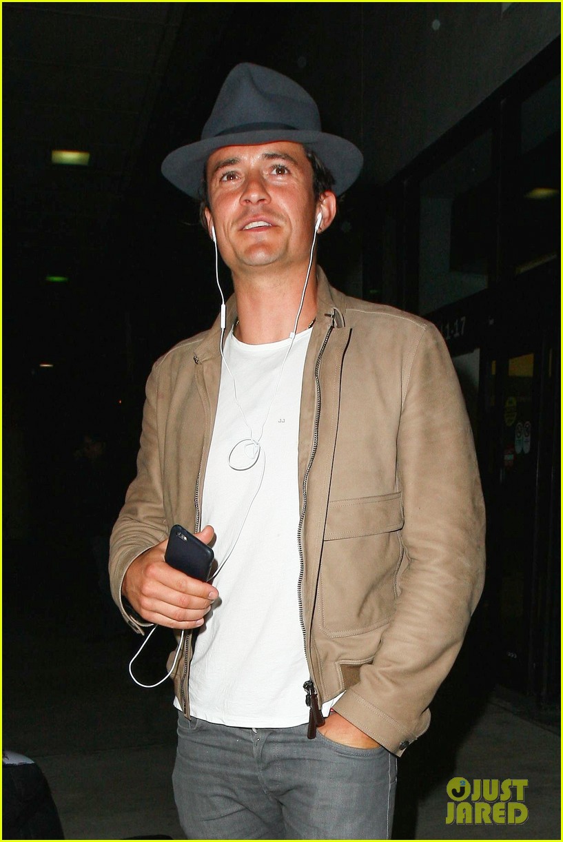 orlando bloom jets back to los angeles after three weeks away 023360819