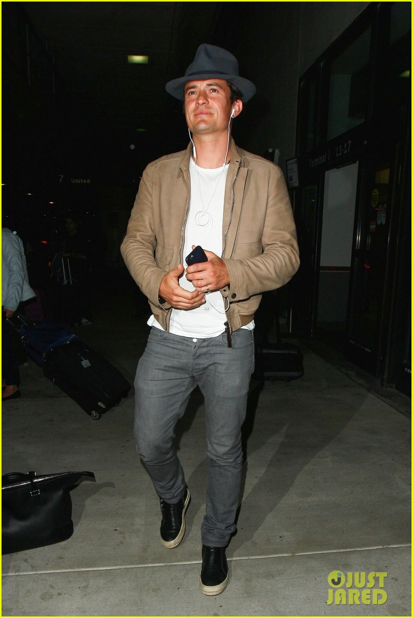orlando bloom jets back to los angeles after three weeks away 103360827