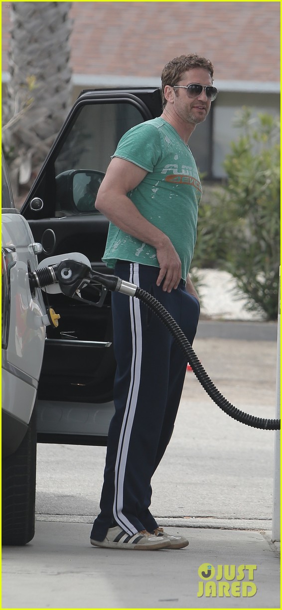 gerard butler shows off muscles in tight t shirt 053368927
