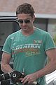 gerard butler shows off muscles in tight t shirt 04