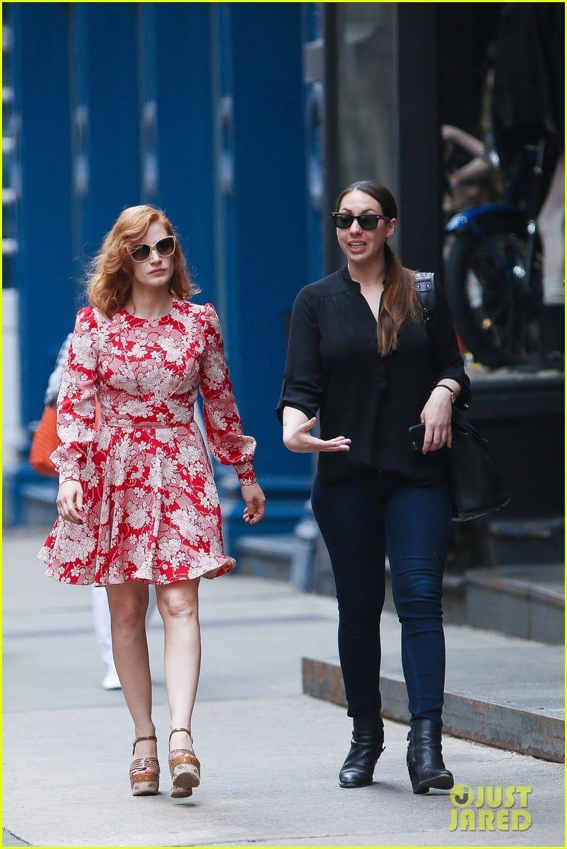 jessica chastain calls anne hathaway julianne moore super woman 183364447