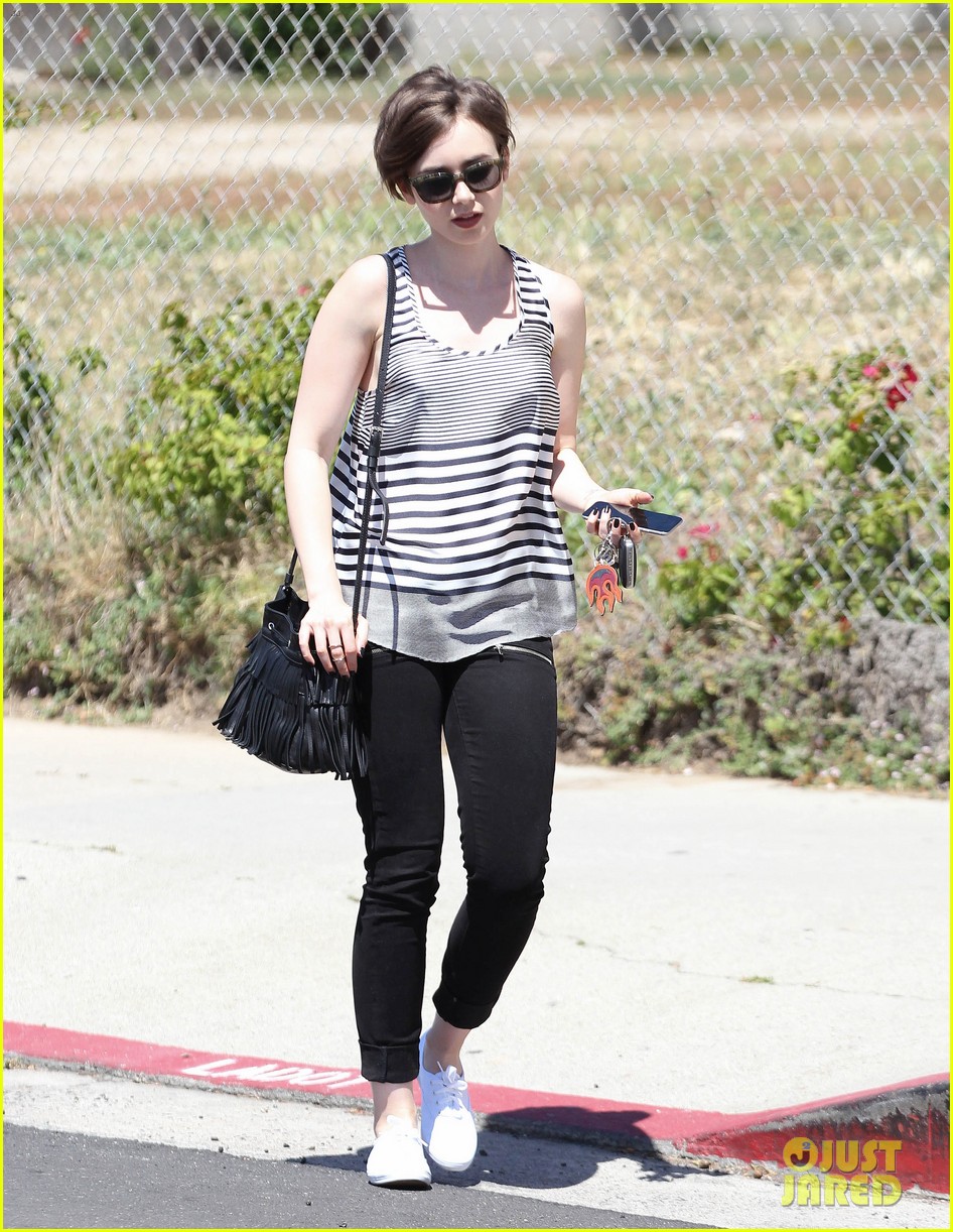 lily collins thinks ny in spring is everything 083362050