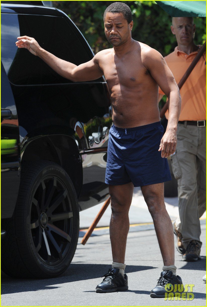 Cuba Gooding Jr. Goes Shirtless as O.J. Simpson for 'American Crime(01)