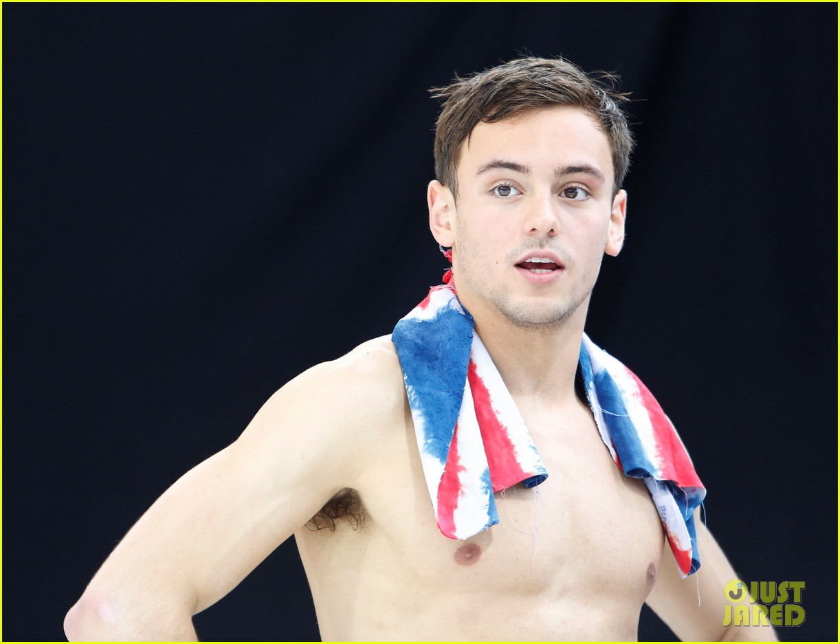 tom daley shows off ripped body after winning gold 10