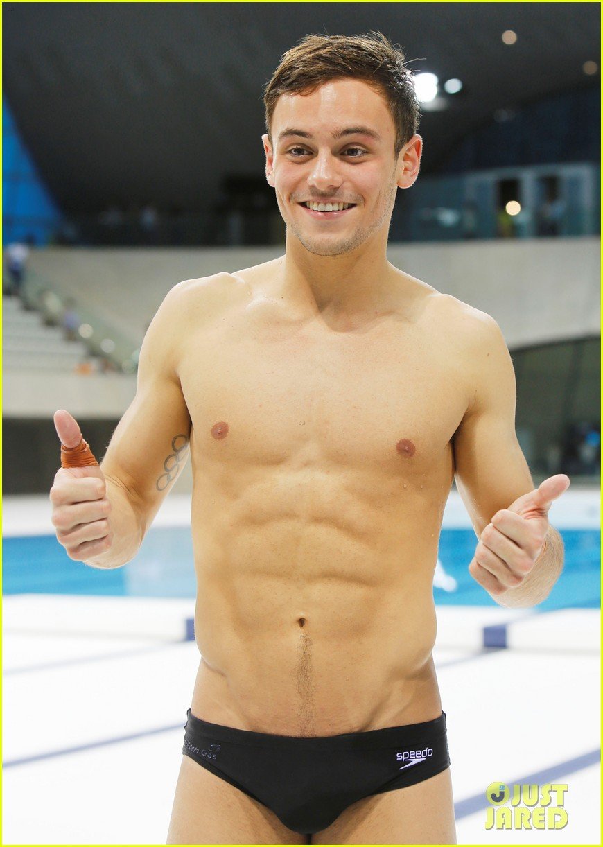 tom daley shows off ripped body after winning gold 22