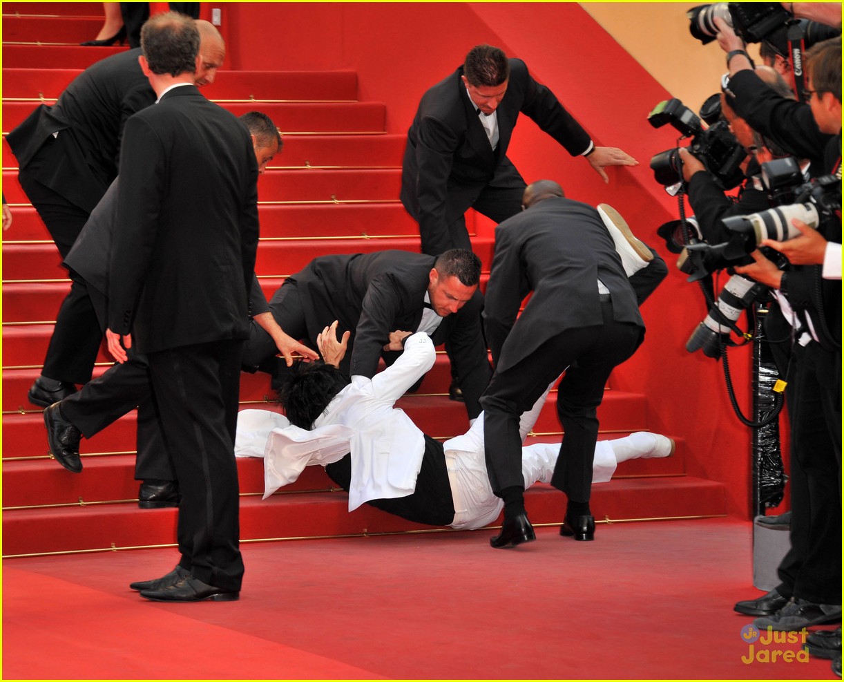 jason derulo did not fall down stairs at met gala 2015 053363070