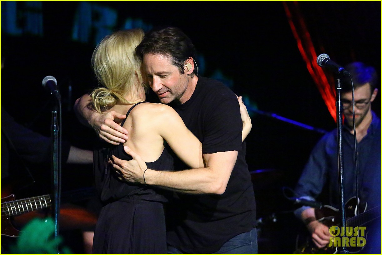 david duchovny gillian anderson kiss during his concert 123368408