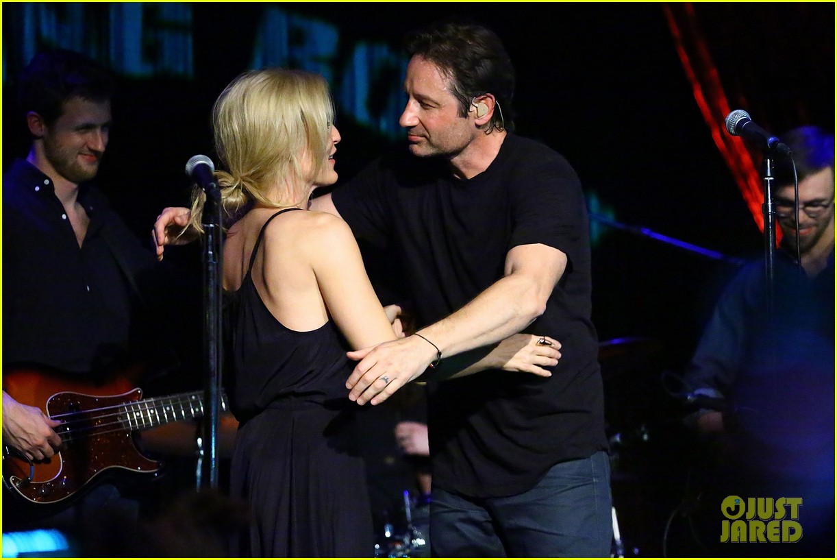 david duchovny gillian anderson kiss during his concert 133368409