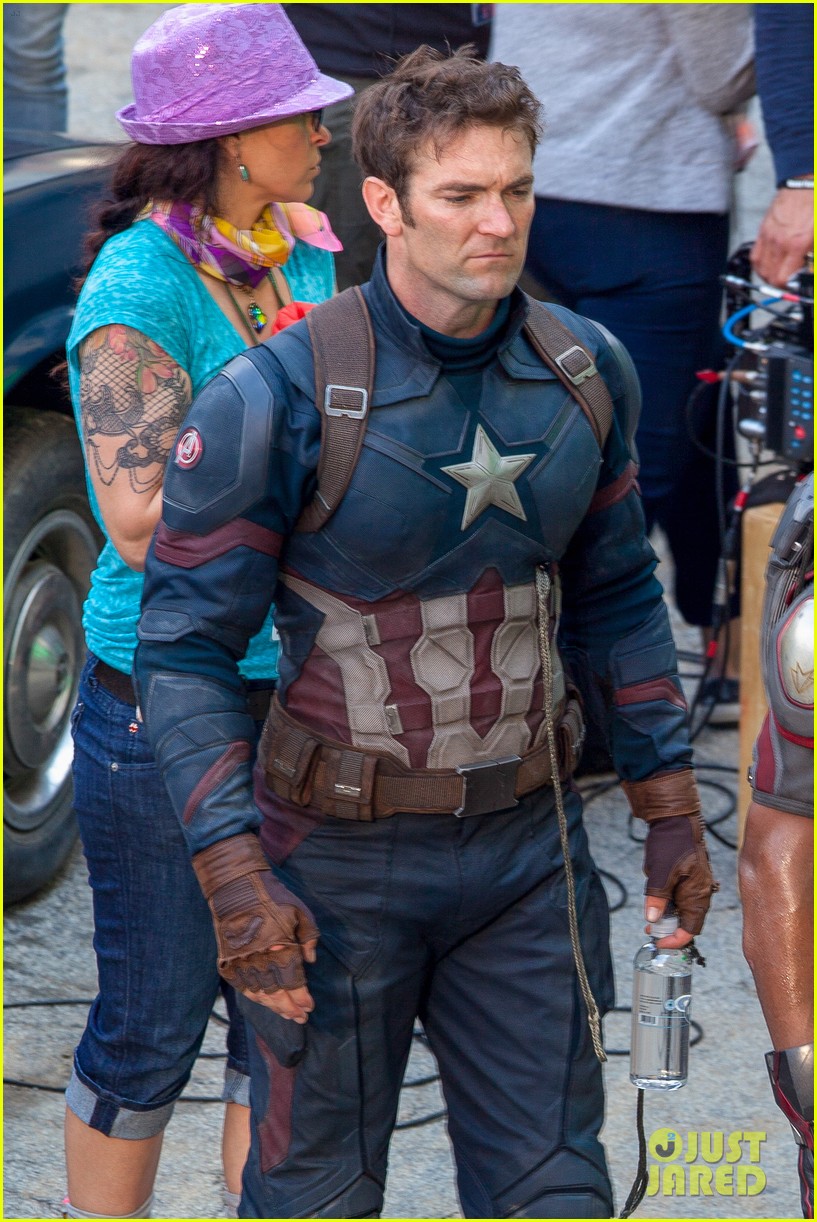 chris evans suits up for captain america 033372819