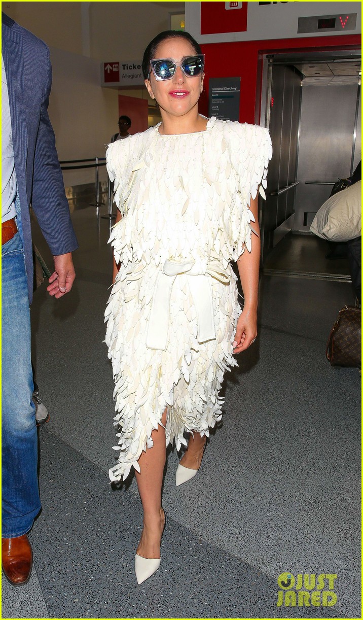 lady gaga jessica alba fly to la after met gala 173363862
