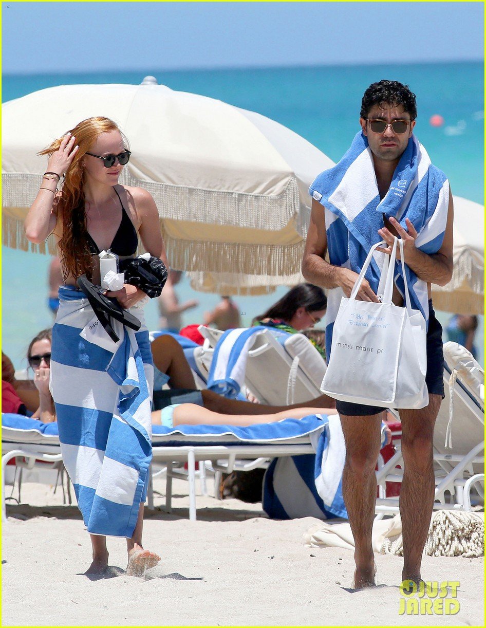 Ariana Grande transforms Drake's \, image size:946x1222