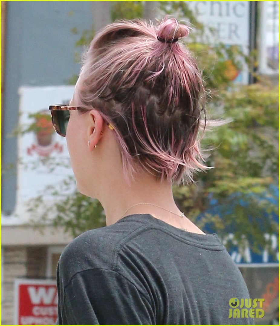 kaley cuoco dyed hair eyebrows pink 153379274