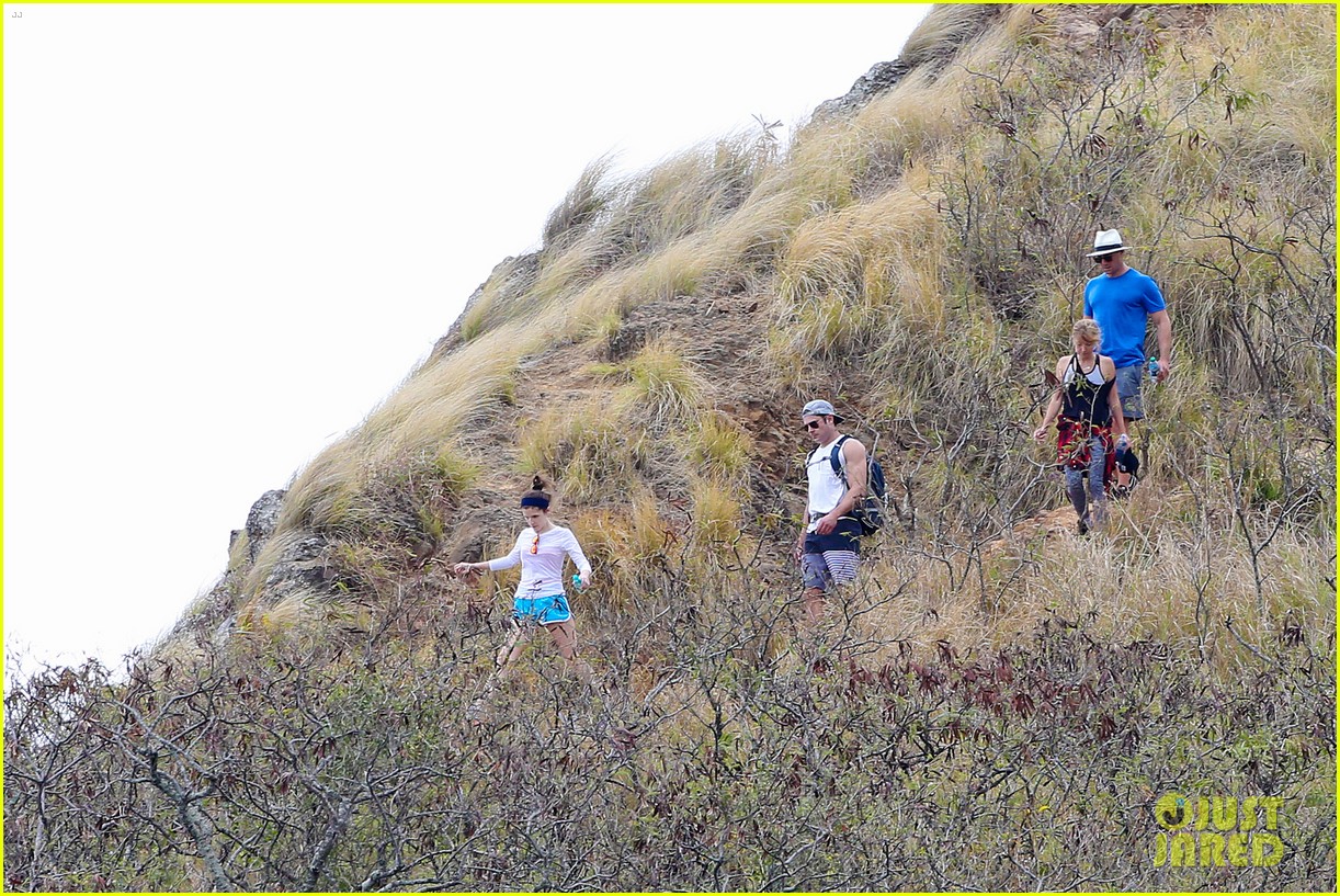 anna kendrick joined zac efron for his hawaii hike 113378644