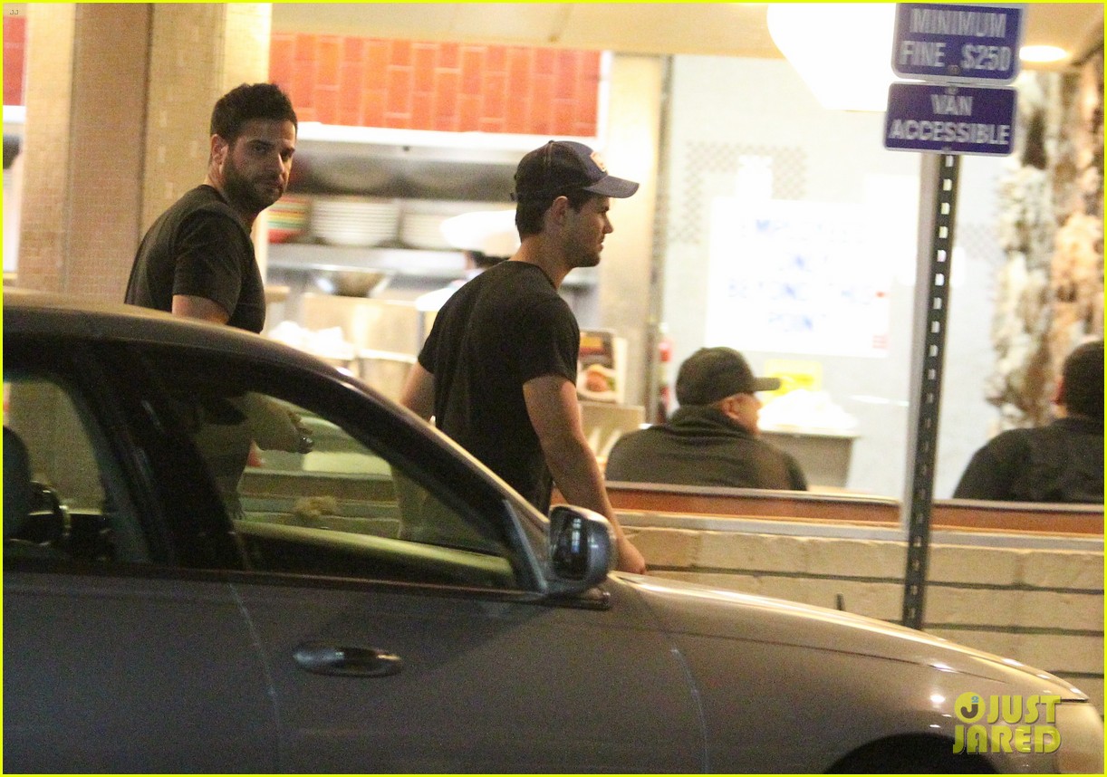 taylor lautner satisfies late night cravings at norms 193369677