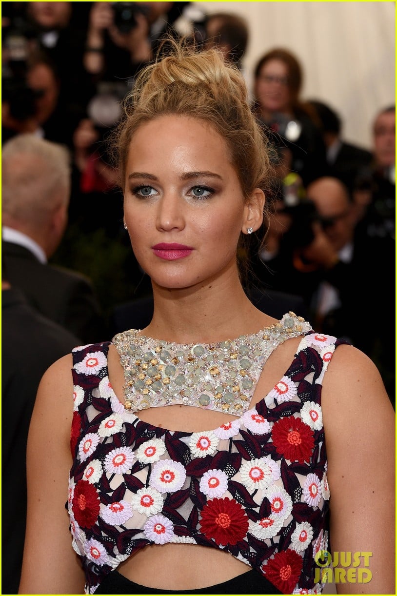 Jennifer Lawrence Stuns at Met Gala 2015 in Floral Dress Photo 3362513