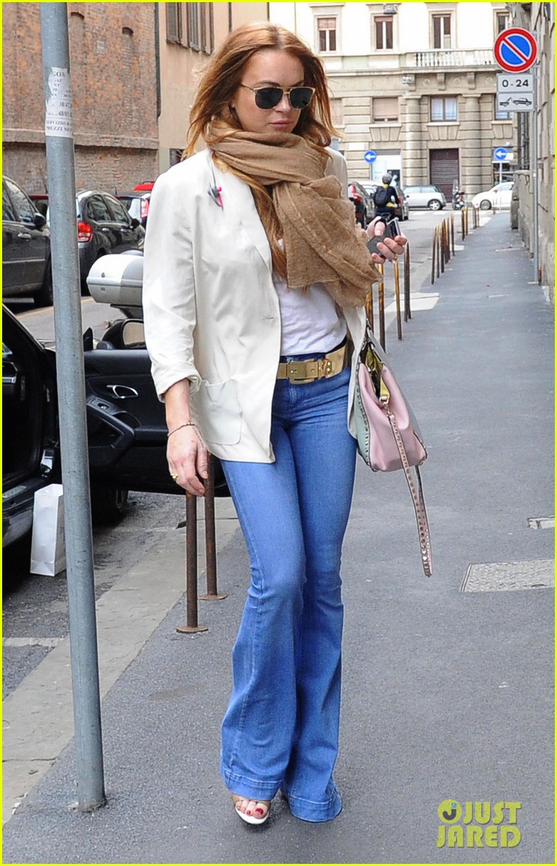lindsay lohan shopping solo in italy 073360656